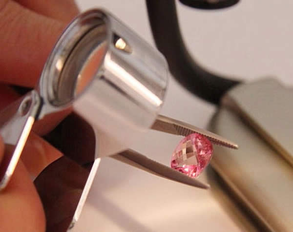 Caroline MERGALET est une sp&eacutecialiste des pierres pr&eacutecieuses