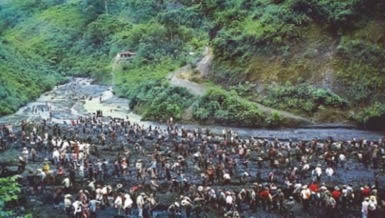 Hundreds of Guaqeuros next to the river Rio Itoco
